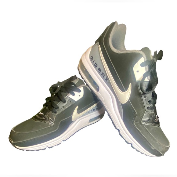 Men’s Nike Black and White Air Max Shoes - Picture 5 of 8